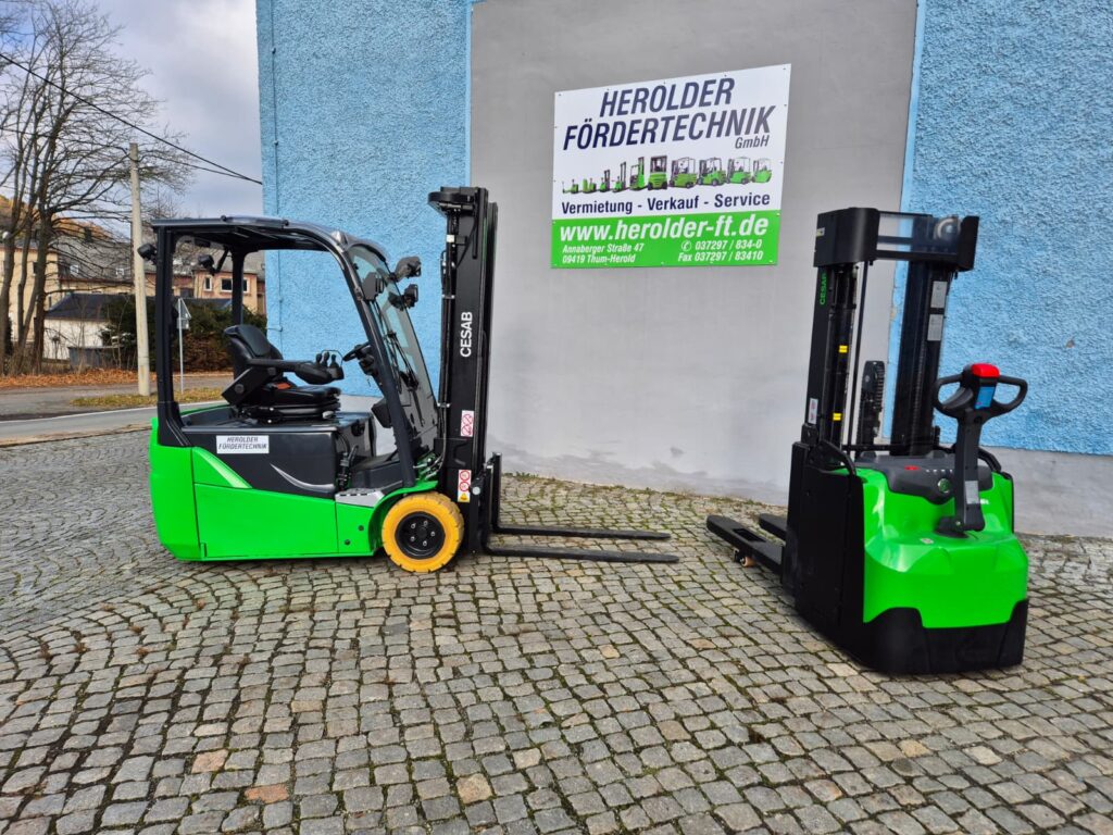 Servicetechniker bei der Wartung eines Gabelstaplers